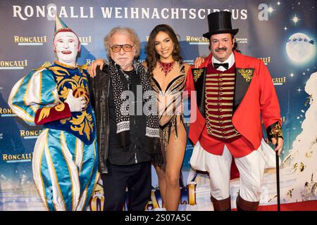 Roncalli Weihnachtscircus, Show und promis im Tempodrom, Berlin, 20.12.2024 Clown Gensi, Bernhard Paul, Lili Paul-Roncalli und Oliver Polak BEI der Premiere des 20. Original Roncalli Weihnachtscircus im Berliner Tempodrom AM 20.12.2024. Berlin Tempodrom *** Roncalli Weihnachtscircus, spectacle et célébrités au Tempodrom, Berlin, 20 12 2024 Clown Gensi, Bernhard Paul, Lili Paul Roncalli et Oliver Polak à la première des 20 Roncalli Weihnachtscircus originaux au Tempodrom de Berlin le 20 12 2024 Berlin Tempodrom Copyright : xBenxKriemannx Banque D'Images