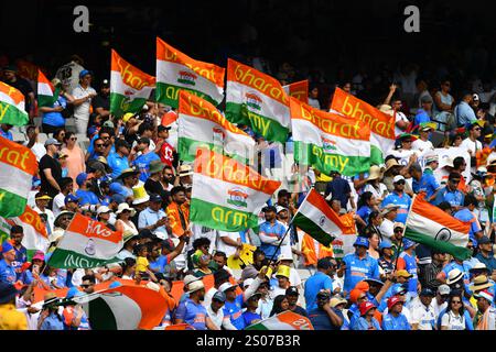 MELBOURNE AUSTRALIE. 26 décembre 2024. Les fans de l'Inde agitent le drapeau de leur pays lors du quatrième test, jour 1, Australia vs India test Cricket au Melbourne Cricket Ground, Melbourne, Australie, le 26 décembre 2024. Crédit : Karl Phillipson/Alamy Live News Banque D'Images