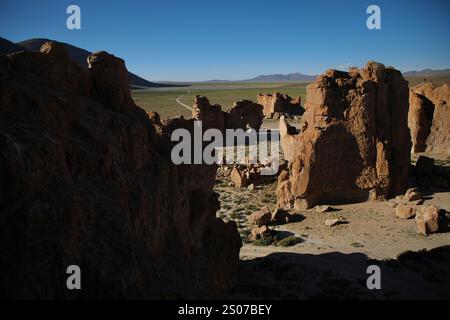 20 mars 2024, San Pablo, sur LÃ-Pez, Bolivie : la valle de las rocas (vallée rocheuse) dans le désert de Siloli, sur LÃ-Pez est photographiée. L’activité volcanique dans la région du désert de Siloli a donné naissance à de nombreuses roches ciselées par le vent et l’érosion pendant des millions d’années. (Crédit image : © Apolline Guillerot-Malick/SOPA images via ZUMA Press Wire) USAGE ÉDITORIAL SEULEMENT! Non destiné à UN USAGE commercial ! Banque D'Images