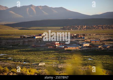 San Pablo, Bolivie. 21 mars 2024. La ville de Villamar Mallcu sur Lípez est photographiée au coucher du soleil. (Photo par Apolline Guillerot-Malick/SOPA images/Sipa USA) crédit : Sipa USA/Alamy Live News Banque D'Images