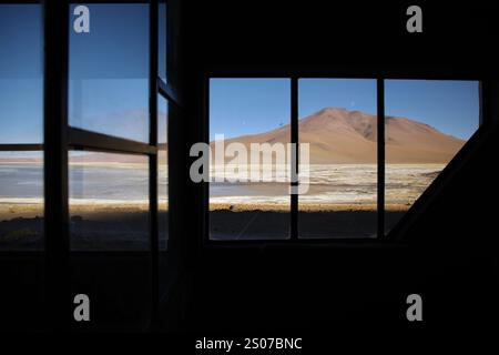 San Pablo, Bolivie. 21 mars 2024. Laguna Salada, un lac salé andin à l'intérieur de la plate saline Chalviri sur Lípez, Altiplano est vu au coucher du soleil. (Photo par Apolline Guillerot-Malick/SOPA images/Sipa USA) crédit : Sipa USA/Alamy Live News Banque D'Images