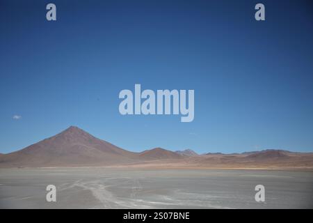 San Pablo, Bolivie. 21 mars 2024. Les montagnes des Andes à la frontière entre la Bolivie et le Chili sont vues depuis la Reserva nacional de fauna andina Eduardo Abaroa (réserve nationale de faune andine Eduardo Avaroa) à sur Lípez, Altiplano. (Photo par Apolline Guillerot-Malick/SOPA images/Sipa USA) crédit : Sipa USA/Alamy Live News Banque D'Images