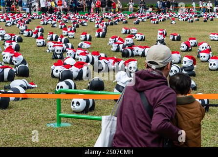 Hong Kong, Chine.25th décembre 2024. Les 2 500 sculptures de panda géants portant des chapeaux de Noël sont exposées au Sun Yat Sen Memorial Park pour célébrer Noël le 25 décembre 2024 à Hong Kong, en Chine. Crédit : Hou Yu/China News Service/Alamy Live News Banque D'Images