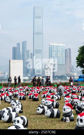 Hong Kong, Chine.25th décembre 2024. Les 2 500 sculptures de panda géants portant des chapeaux de Noël sont exposées au Sun Yat Sen Memorial Park pour célébrer Noël le 25 décembre 2024 à Hong Kong, en Chine. Crédit : Hou Yu/China News Service/Alamy Live News Banque D'Images