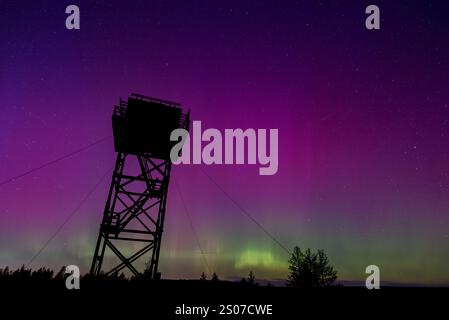 Red Hill Lookout et Northern Lights, Wallowa - Whitman National Forest, Oregon. Banque D'Images