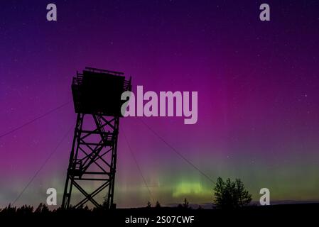 Red Hill Lookout et Northern Lights, Wallowa - Whitman National Forest, Oregon. Banque D'Images