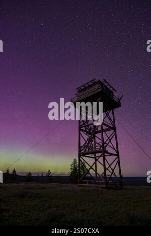 Red Hill Lookout et Northern Lights, Wallowa - Whitman National Forest, Oregon. Banque D'Images