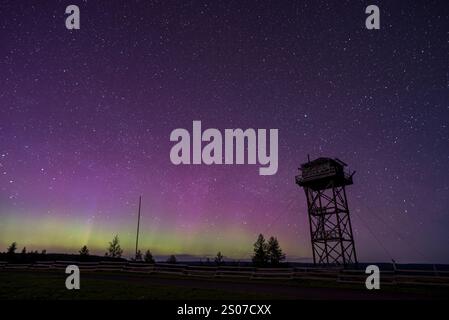 Red Hill Lookout et Northern Lights, Wallowa - Whitman National Forest, Oregon. Banque D'Images