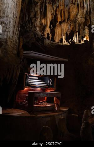 Luray, Virginie, États-Unis. 25 décembre 2024. La console du grand orgue de Stalacpipe est vue dans les grottes de Luray à l'ouest de Luray, Virginie, États-Unis le 25 décembre 2024. Les grottes de Luray ont attiré de nombreux visiteurs depuis leur découverte en 1878. Crédit : Aashish Kiphayet/Alamy Live News Banque D'Images