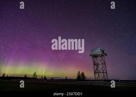 Red Hill Lookout et Northern Lights, Wallowa - Whitman National Forest, Oregon. Banque D'Images