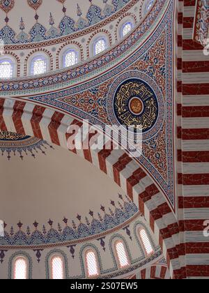 Gros plan sur les arches et les œuvres d'art peintes à la main qui décorent les dômes de la mosquée Ertugrul Gazi ou Azadi à Achgabat, Turkménistan. Banque D'Images