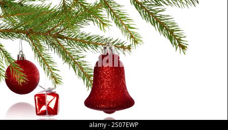 Image de branches de sapins et de décorations sur fond blanc Banque D'Images
