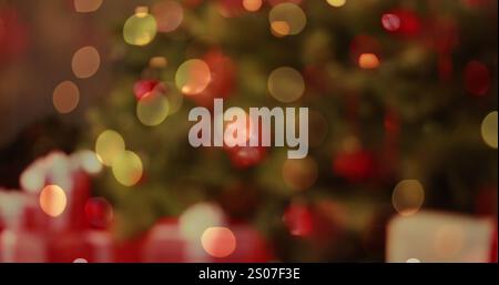 Image de l'arbre de noël dédécoré avec des lumières de fée scintillantes Banque D'Images