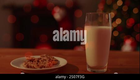 Image d'un verre de lait et d'une assiette de biscuits avec lumières de fées Banque D'Images