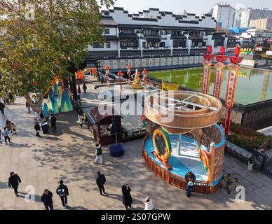 Des lanternes festives pour l'année du serpent sont installées près de la zone pittoresque de Fuzimiao dans la ville de Nanjing, dans la province du Jiangsu de l'est de la Chine, le 22 décembre 20 Banque D'Images