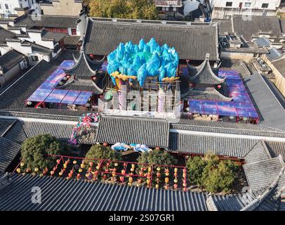Des lanternes festives pour l'année du serpent sont installées près de la zone pittoresque de Fuzimiao dans la ville de Nanjing, dans la province du Jiangsu de l'est de la Chine, le 22 décembre 20 Banque D'Images