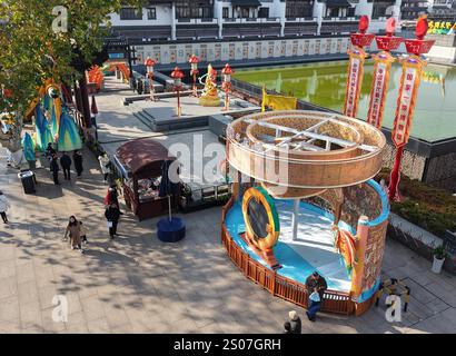 Des lanternes festives pour l'année du serpent sont installées près de la zone pittoresque de Fuzimiao dans la ville de Nanjing, dans la province du Jiangsu de l'est de la Chine, le 22 décembre 20 Banque D'Images