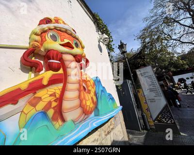 Des lanternes festives pour l'année du serpent sont installées près de la zone pittoresque de Fuzimiao dans la ville de Nanjing, dans la province du Jiangsu de l'est de la Chine, le 22 décembre 20 Banque D'Images