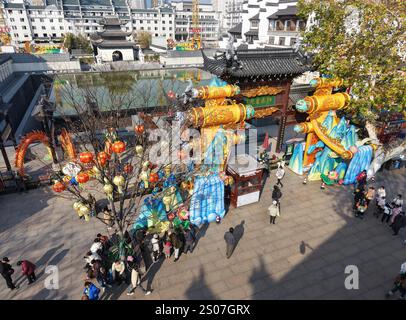 Des lanternes festives pour l'année du serpent sont installées près de la zone pittoresque de Fuzimiao dans la ville de Nanjing, dans la province du Jiangsu de l'est de la Chine, le 22 décembre 20 Banque D'Images