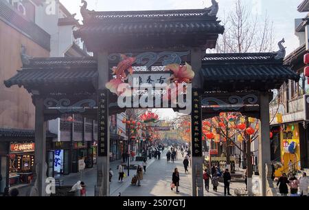 Des lanternes festives pour l'année du serpent sont installées près de la zone pittoresque de Fuzimiao dans la ville de Nanjing, dans la province du Jiangsu de l'est de la Chine, le 22 décembre 20 Banque D'Images