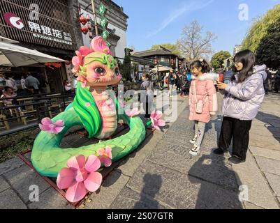 Des lanternes festives pour l'année du serpent sont installées près de la zone pittoresque de Fuzimiao dans la ville de Nanjing, dans la province du Jiangsu de l'est de la Chine, le 22 décembre 20 Banque D'Images