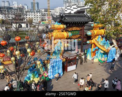 Des lanternes festives pour l'année du serpent sont installées près de la zone pittoresque de Fuzimiao dans la ville de Nanjing, dans la province du Jiangsu de l'est de la Chine, le 22 décembre 20 Banque D'Images