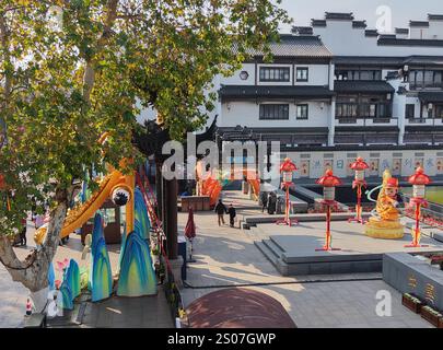 Des lanternes festives pour l'année du serpent sont installées près de la zone pittoresque de Fuzimiao dans la ville de Nanjing, dans la province du Jiangsu de l'est de la Chine, le 22 décembre 20 Banque D'Images