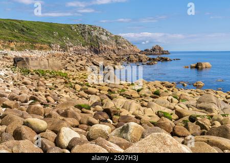 Côte de la mer celtique et falaises à St Loy's Cove, Cornouailles, Angleterre, Royaume-Uni Banque D'Images