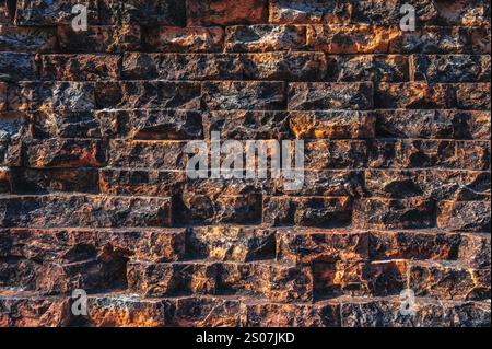 Texture de l'ancien mur de briques antiques d'un ancien temple historique en Asie en gros plan Banque D'Images