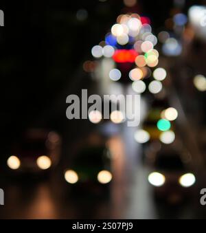 Image floue d'une rue animée avec des voitures et un camion. Banque D'Images