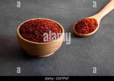 Piments rouges. Piments rouges dans un bol en bois sur fond gris. Piments secs Banque D'Images