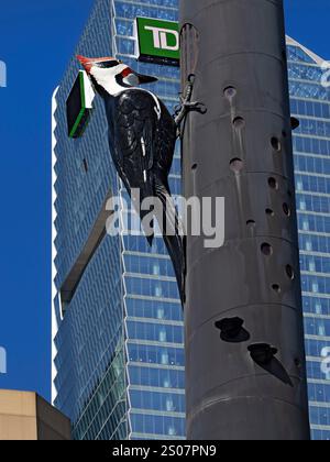 Toronto Canada / The Toronto Dominion Terrace Bank sur Front Street West, centre-ville de Toronto. La sculpture Fastwurms Woodpecker Column est au premier plan. Banque D'Images