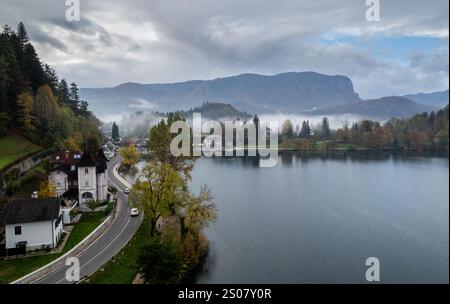 Vue aérienne du brouillard roulant sur l'île de Bled sur le lac Bled, slovénie, pendant un automne coloré Banque D'Images