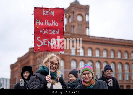 Mehrere hundert Menschen protestieren unter dem motto Wir sind unkürzbar - Ein Berlin für Alle gegen die Sparmaßnahmen des Berliner Senats in den sozialen und kulturellen Bereichen. / Plusieurs centaines de personnes ont protesté contre les mesures d austérité du Sénat de Berlin dans les secteurs social et culturel sous le slogan Wir sind unkürzbar - Ein Berlin für Alle . Snapshot-Photography/K.M.Krause Banque D'Images