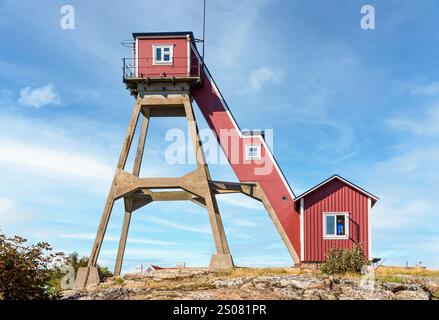 Vue générale de la tour de guet des années 1930 à Smögen, Suède, construite en bois sur une structure en béton armé avec un escalier extérieur en bois. Banque D'Images