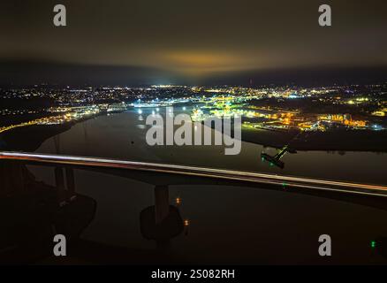 Une vue aérienne des sentiers légers créés par les véhicules traversant le pont Orwell à Ipswich, Suffolk, Royaume-Uni Banque D'Images