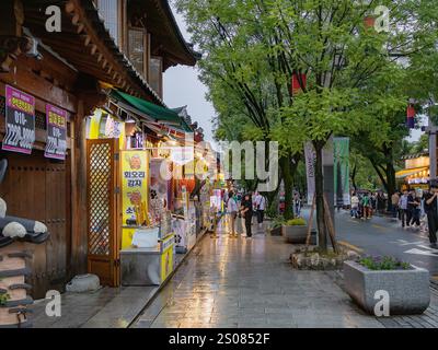 Rue piétonne piétonne du village de Jeonju hanok bordée de boutiques et de restaurants. Photo prise à Jeonju, Corée du Sud Banque D'Images