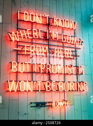 Rouge David Bowie citation enseigne au néon situé à Denver Colorado Banque D'Images