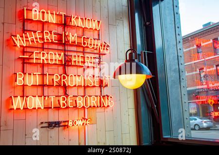 Rouge David Bowie citation enseigne au néon situé à Denver Colorado Banque D'Images