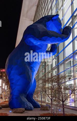 Grand ours bleu surplombant la fenêtre du Denver Colorado Convention Center Banque D'Images