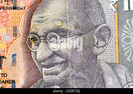 Un portrait du Mahatma Gandhi de l'avers de dix 10 roupies indiennes INR émis par la Reserve Bank of India, avec le sceau de la Reserve Bank en bas à droite, Banque D'Images
