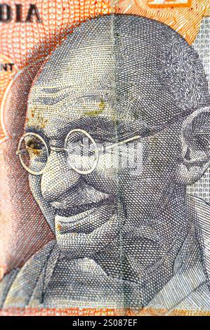 Un portrait du Mahatma Gandhi de l'avers de dix 10 roupies indiennes INR émis par la Reserve Bank of India, avec le sceau de la Reserve Bank en bas à droite, Banque D'Images
