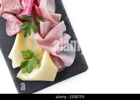 Emballage de côtelettes de porc fraîches non cuites isolé sur fond blanc Banque D'Images