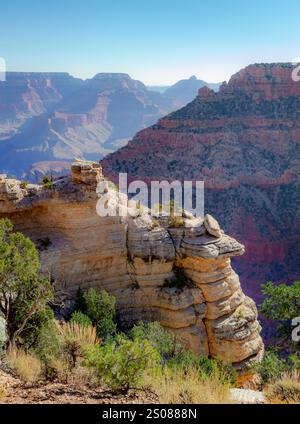 Vue sur la falaise rocheuse rouge du Grand Canyon National Park South Rim en Arizona. Photo prise un jour de ciel dégagé Banque D'Images