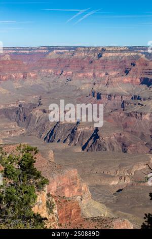 Vue sur la falaise rocheuse rouge du Grand Canyon National Park South Rim en Arizona. Photo prise un jour de ciel dégagé Banque D'Images