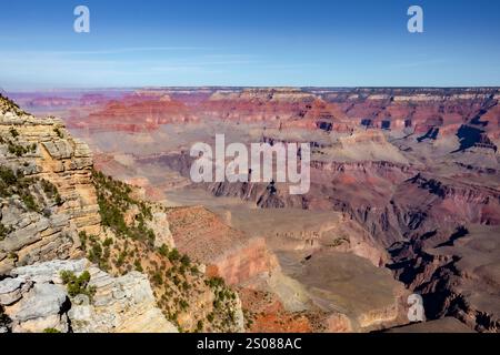 Vue sur la falaise rocheuse rouge du Grand Canyon National Park South Rim en Arizona. Photo prise un jour de ciel dégagé Banque D'Images