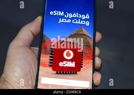Le Caire, Égypte, 7 décembre 2024 : Vodafone eSIM en Égypte, publicité pour Vodafone Égypte pour la carte SIM intégrée, une forme de carte SIM intégrée directement dans un Banque D'Images