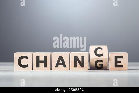 Un homme choisit entre les mots «CHANGEMENT» et «CHANCE» sur des blocs de bois, symbolisant le processus de prise de décision et embrassant les opportunités de croissance Banque D'Images