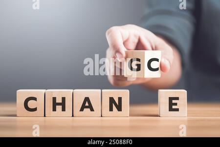 Un homme choisit entre les mots «CHANGEMENT» et «CHANCE» sur des blocs de bois, symbolisant le processus de prise de décision et embrassant les opportunités de croissance Banque D'Images