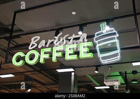 Enseigne de café Barista verte et blanche illuminée suspendue au plafond à l'intérieur d'un magasin Woolworths Metro dans la banlieue de Melbourne Banque D'Images